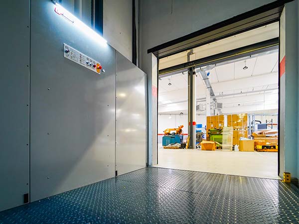 Montacarichi-per-spostare-le-merci-facilmente-nei-capannoni-valsamoggia Montacarichi-per-spostare-le-merci-facilmente-nei-capannoni-valsamoggia