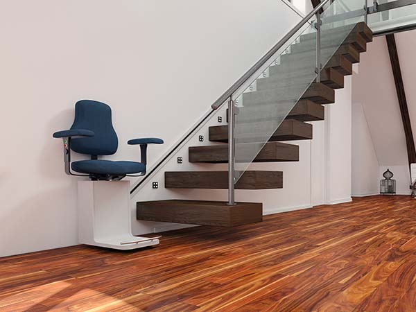 Stairlift installation on staircase for age appropriate or disab Montaggio-di-un-impianto-con-servoscala-elettrica-bologna