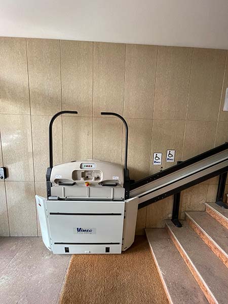 Servoscala-elettrica-con-pedana-mobile-per-villa Servoscala-elettrica-con-pedana-mobile-per-villa
