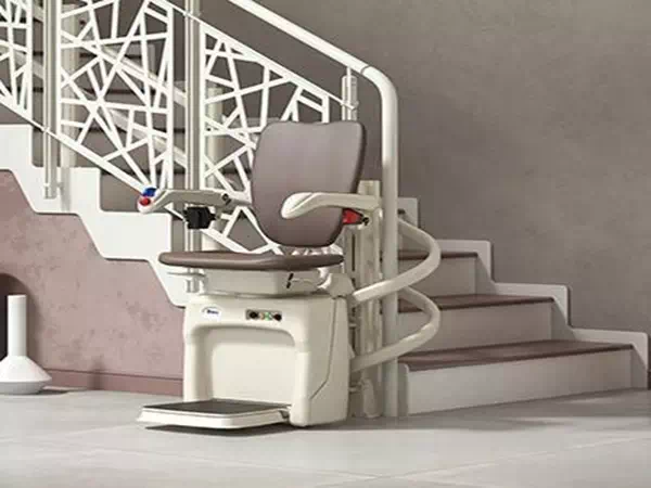 montascale-home Installazione-di-servoscale-a-poltroncina-per-il-supporto-ad-anziani-sul-pianerottolo-valsamoggia